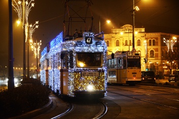 Christmas tram in Gellért square